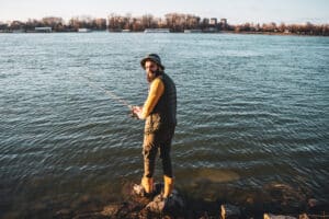 fanatic4fishing.com : How do you fish from the shore of a lake?