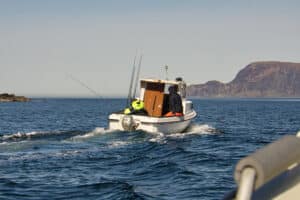 fanatic4fishing.com : How should you pass a fishing boat?